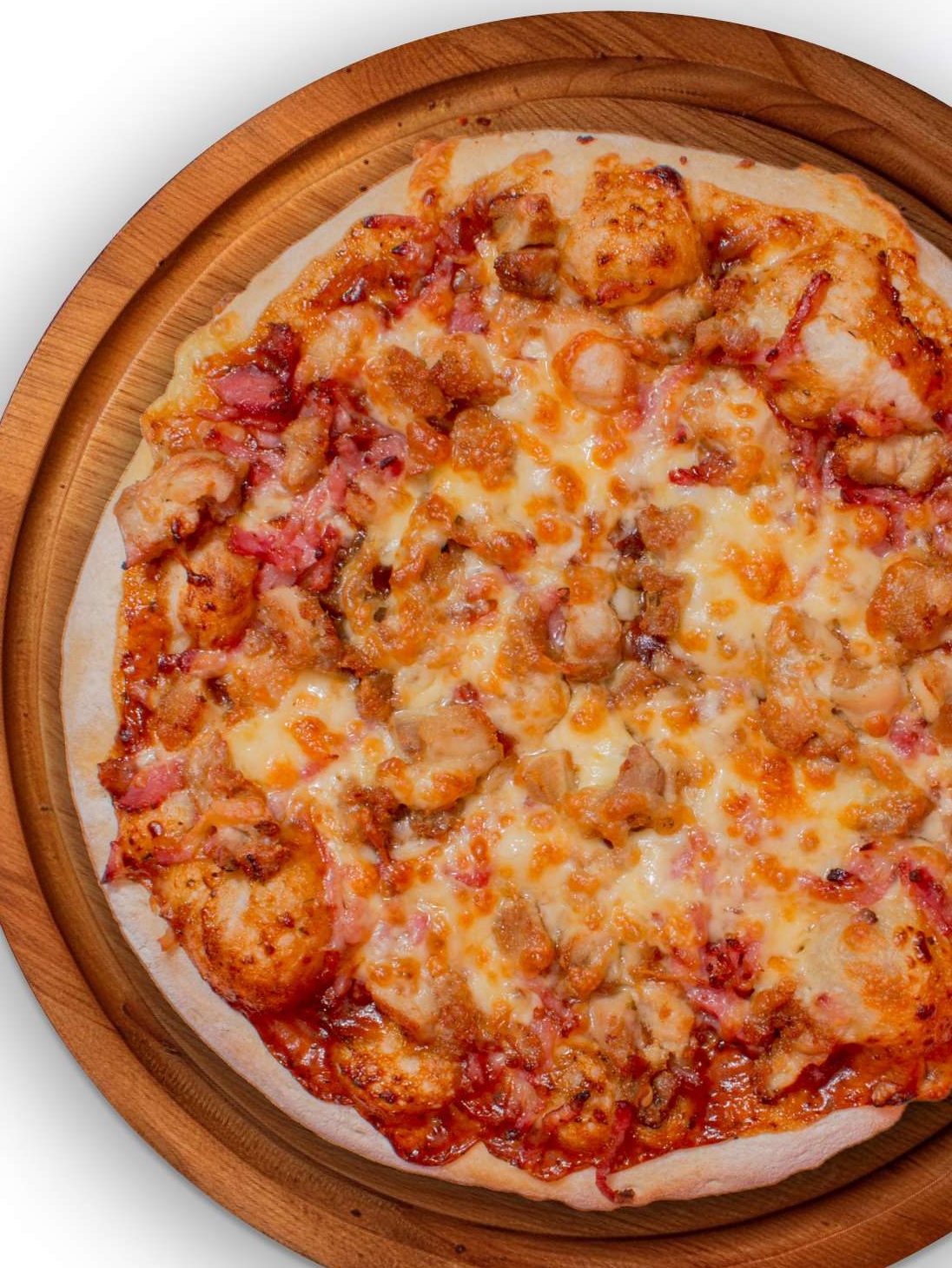 Pizza de camarones sobre tabla de madera